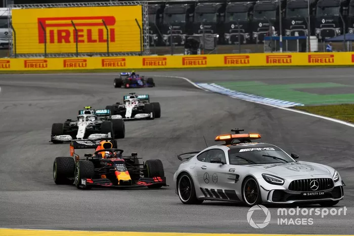 El Coche de Seguridad lidera Max Verstappen, Red Bull Racing RB15, Valtteri Bottas, Mercedes AMG W10, y Lewis Hamilton, Mercedes AMG F1 W10.
