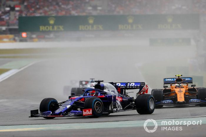 Daniil Kvyat, Red Bull STR14, lidera Lando Norris, McLaren MCL34