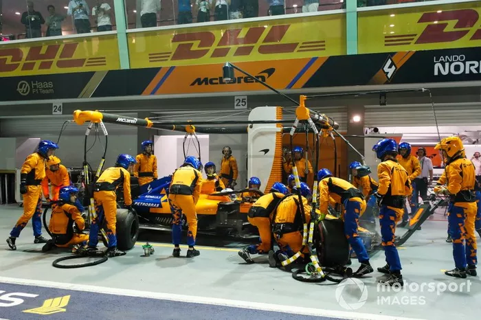 Lando Norris, McLaren MCL34, pit stop