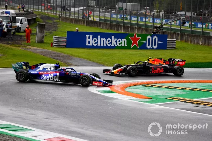 Pierre Gasly, Toro Rosso STR14, gira por delante de Alexander Albon, Red Bull Racing RB15
