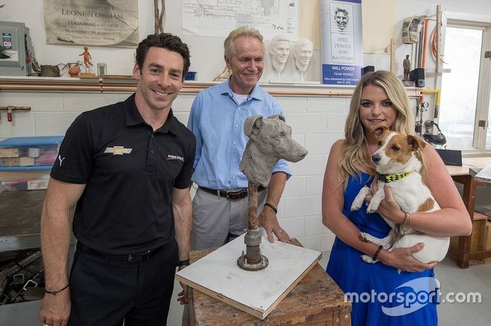 Simon Pagenaud, Team Penske, su perro Norman, con el escultor William Behrends