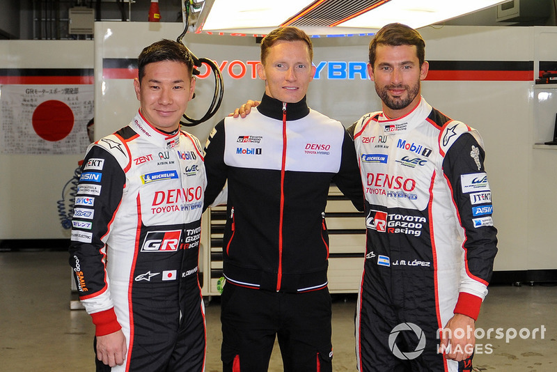 Mike Conway, Kamui Kobayashi, Jose Maria Lopez, Toyota Gazoo Racing celebran su primer puesto en la clasificación antes de ser excluidos