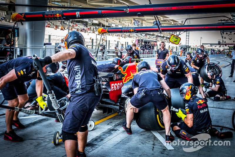 Max Verstappen, Red Bull Racing RB14, pits