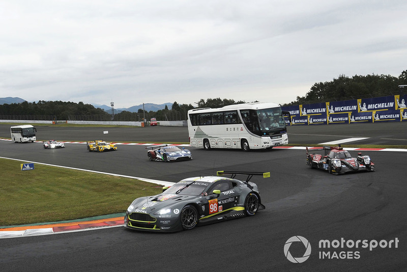 #98 Aston Martin Racing Aston Martin Vantage: Paul Dalla Lana, Pedro Lamy, Mathias Lauda y el autobús safari en pista