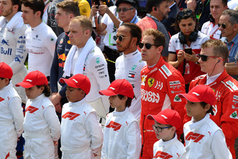 Valtteri Bottas, Mercedes AMG F1, Lewis Hamilton, Mercedes AMG F1, Sebastian Vettel, Ferrari and Kimi Raikkonen, Ferrari with grid kids