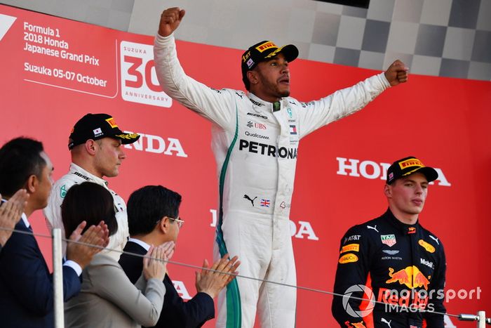Podio: Ganador de la carrera Lewis Hamilton, Mercedes-AMG F1 W09 celebra