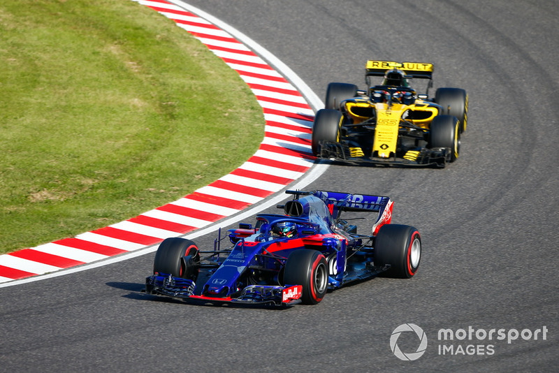 Brendon Hartley, Toro Rosso STR13, leads Carlos Sainz Jr., Renault Sport F1 Team R.S. 18 