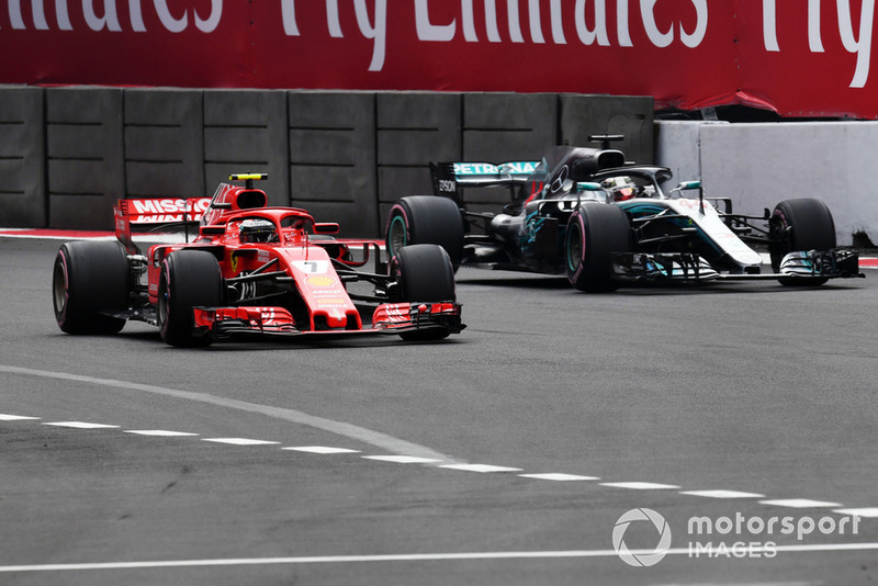 Kimi Raikkonen, Ferrari SF71H e Lewis Hamilton, Mercedes AMG F1 W09 EQ Power+