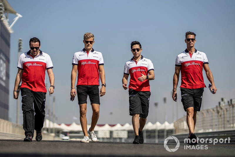 Marcus Ericsson, Sauber parcourt la piste à pied