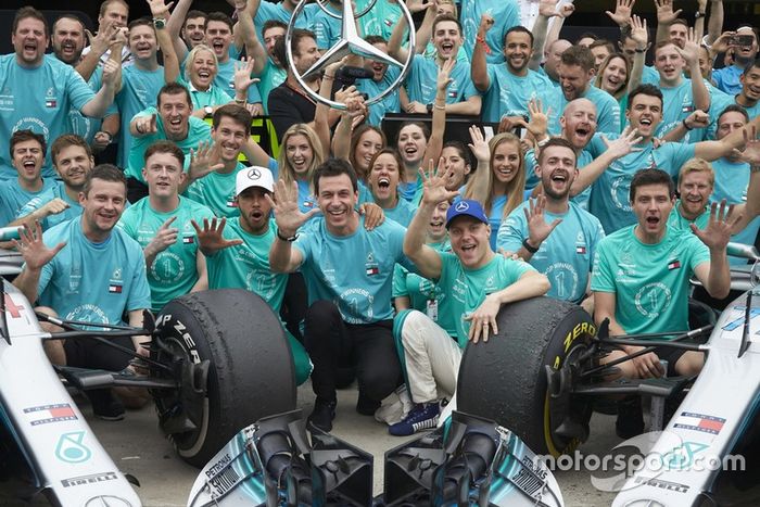 Lewis Hamilton, Valtteri Bottas, Toto Wolff, Mercedes AMG F1 con el equipo
