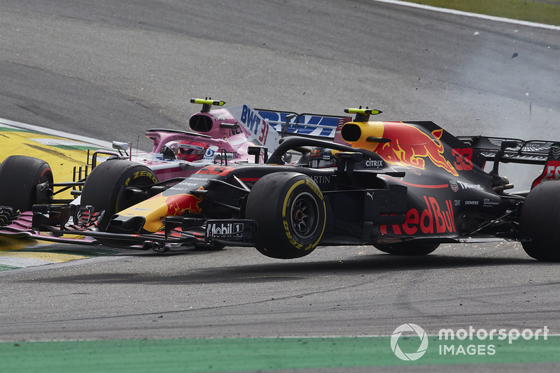 Max Verstappen, Red Bull Racing RB14, en Esteban Ocon, Racing Point Force India VJM11, maken contact