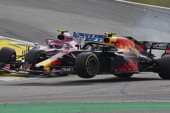 Max Verstappen, Red Bull Racing RB14, y Esteban Ocon, Racing Point Force India VJM11, se tocan