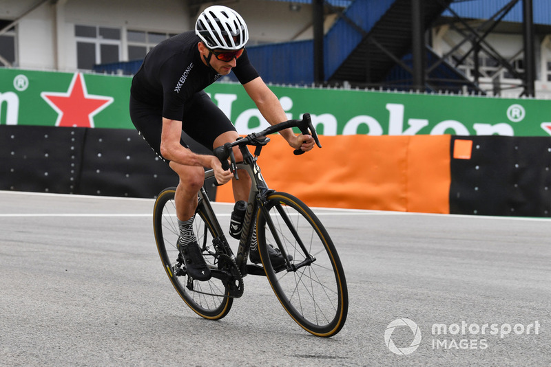 Robert Kubica, Williams cycles the track
