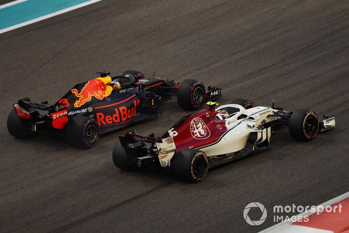 Charles Leclerc, Sauber C37 Y Max Verstappen, Red Bull Racing RB14 battle 