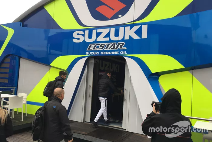 Joan Mir a su llegada a Suzuki en el paddock de Cheste, Valencia