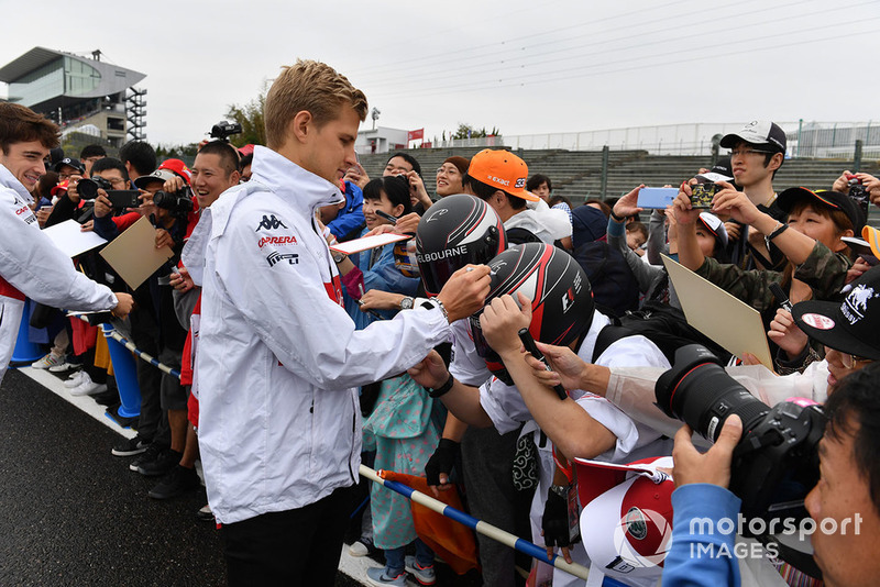Marcus Ericsson, Sauber signs autographs for the fans