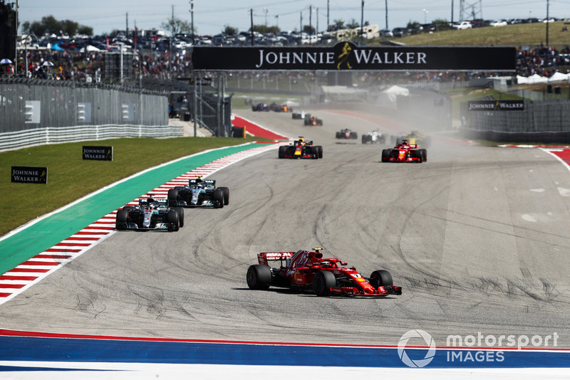 Kimi Raikkonen, Ferrari SF71H, precede Lewis Hamilton, Mercedes AMG F1 W09 EQ Power+, Valtteri Bottas, Mercedes AMG F1 W09 EQ Power+, Sebastian Vettel, Ferrari SF71H, Daniel Ricciardo, Red Bull Racing RB14, e il resto del gruppo, nel giro di apertura