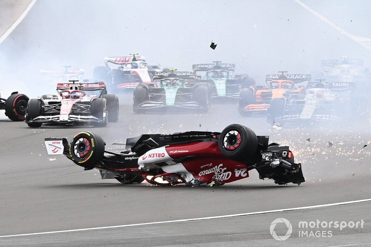 De startcrash van Zhou Guanyu in Silverstone, waar hij met de schrik vrijkwam.
