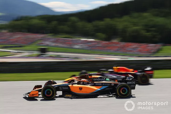 Daniel Ricciardo, McLaren MCL36, pasa a Max Verstappen, Red Bull Racing RB18