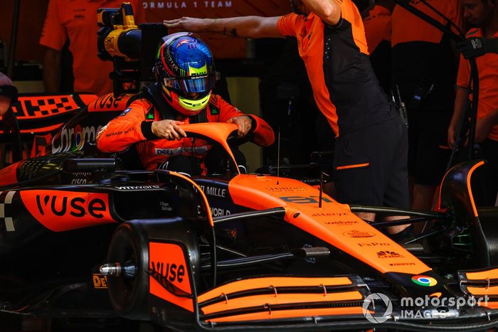 Oscar Piastri, del equipo McLaren F1, se sube al coche