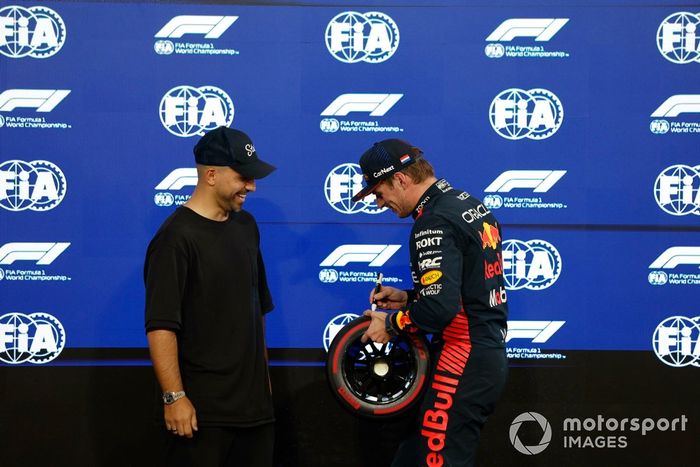 El ex futbolista Sergio Agüero entrega a Max Verstappen, de Red Bull Racing, su premio Pirelli Pole Position