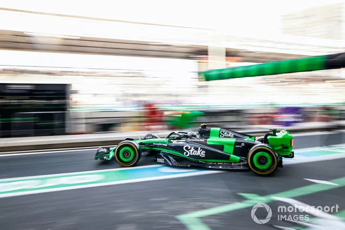 Zhou Guanyu, Stake F1 Team Patea el Sauber C44 en boxes 
