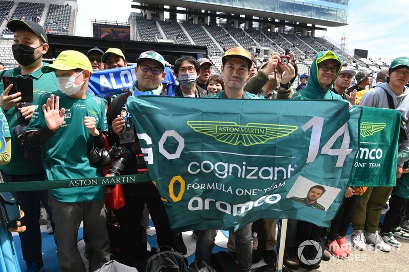 Los aficionados apoyan a Fernando Alonso, Aston Martin F1 Team