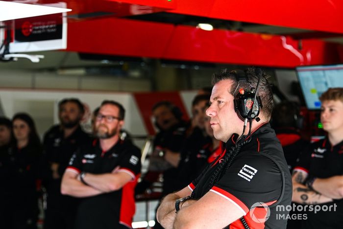 Peter Crolla, Haas F1, trabajando en el garaje