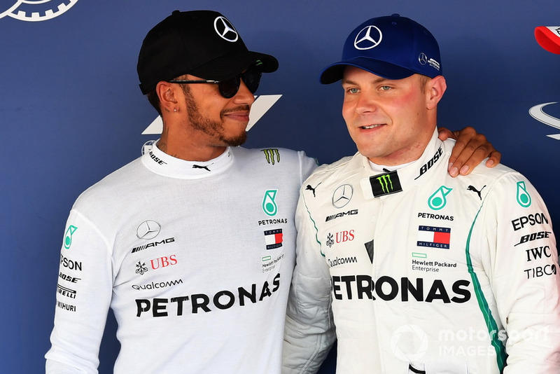 Lewis Hamilton, Mercedes AMG F1 et Valtteri Bottas, Mercedes AMG F1 dans le Parc Fermé