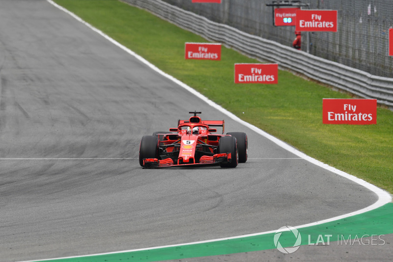 Sebastian Vettel, Ferrari SF71H con ala frontal rota desde la vuelta 1