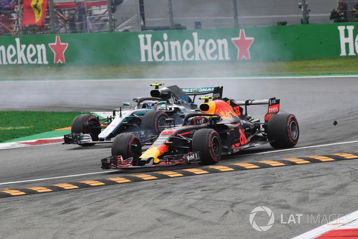 Valtteri Bottas, Mercedes AMG F1 W09 y Max Verstappen, Red Bull Racing RB14 