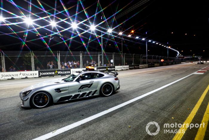 El Safety Car al frente de Lewis Hamilton, Mercedes AMG F1 W09 EQ Power+