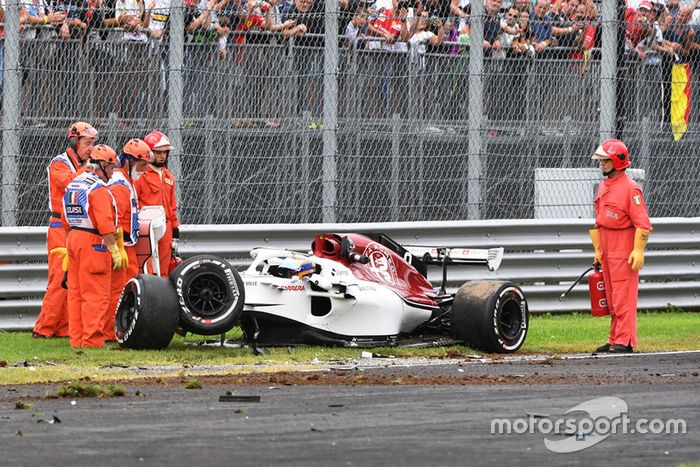 El coche accidentado de Marcus Ericsson, Alfa Romeo Sauber C37 in FP2