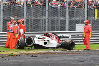 Marshals and the crashed car of Marcus Ericsson, Alfa Romeo Sauber C37 in FP2