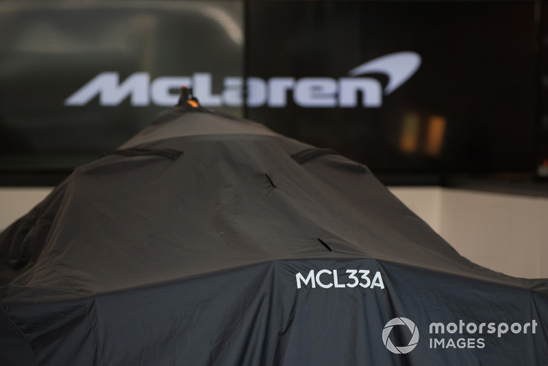 Una McLaren MCL33 coperta nel garage