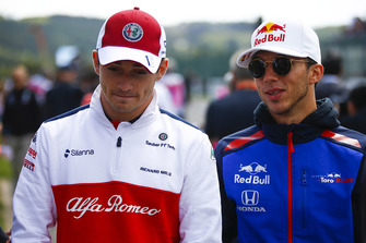 Charles Leclerc, Sauber, with Pierre Gasly, Toro Rosso