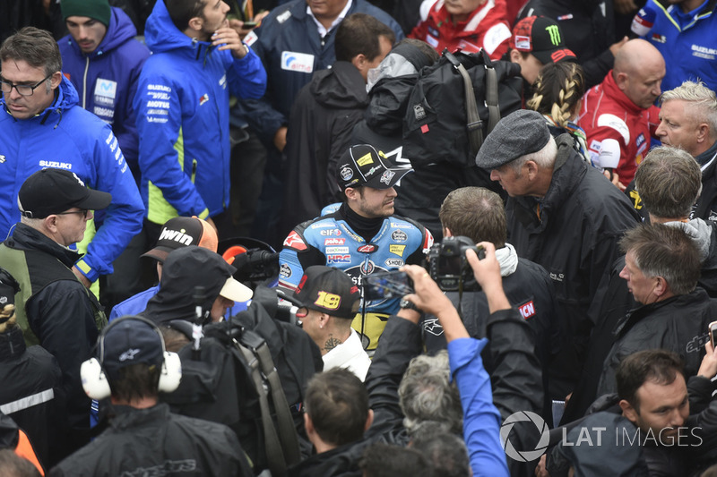 Thomas Luthi, Estrella Galicia 0,0 Marc VDS, saliendo de la reunión de seguridad