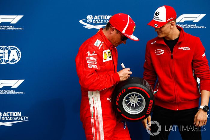 Mick Schumacher otorga a Kimi Raikkonen, Ferrari, el Pirelli Pole Position award