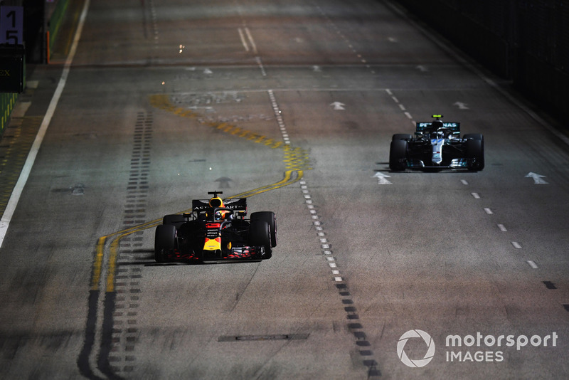 Daniel Ricciardo, Red Bull Racing RB14 y Valtteri Bottas, Mercedes AMG F1 W09 EQ Power+