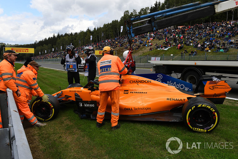 The car of Stoffel Vandoorne, McLaren MCL33 is recovered after crashing in FP3