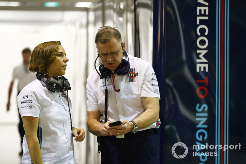 Claire Williams, Deputy Team Principal, Williams Martini Racing, berdiskusi dengan Mike O' Driscoll, Group CEO, Williams Martini Racing