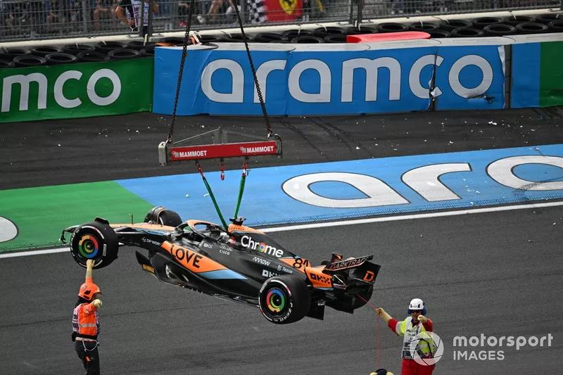 I commissari rimuovono la vettura danneggiata di Oscar Piastri, McLaren MCL60