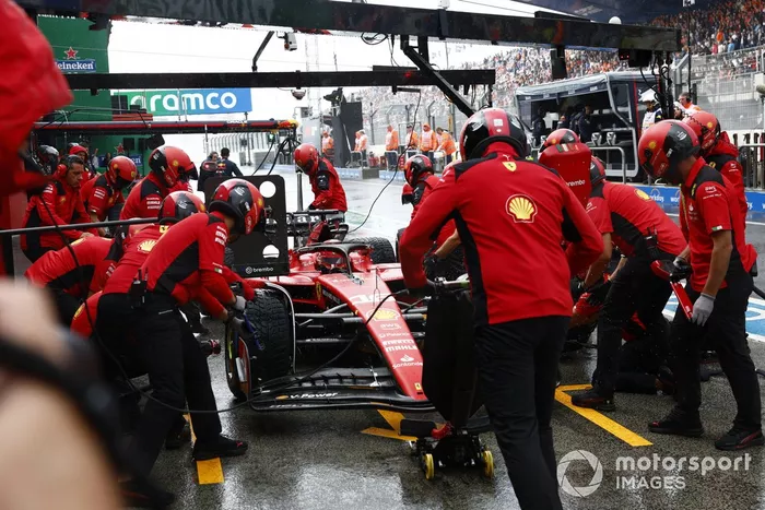 Charles Leclerc, Ferrari SF-23, en boxes