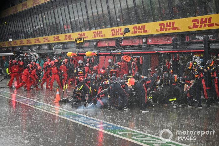 Sergio Pérez, Red Bull Racing RB19, hace una parada en boxes
