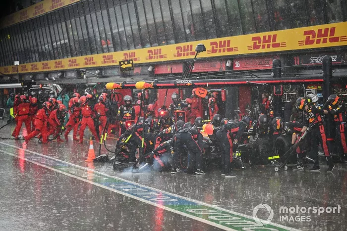Sergio Pérez, Red Bull Racing RB19, hace una parada en boxes