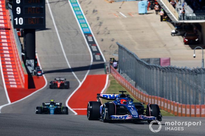 Esteban Ocon, Alpine A523, Fernando Alonso, Aston Martin AMR23, Charles Leclerc, Ferrari SF-23