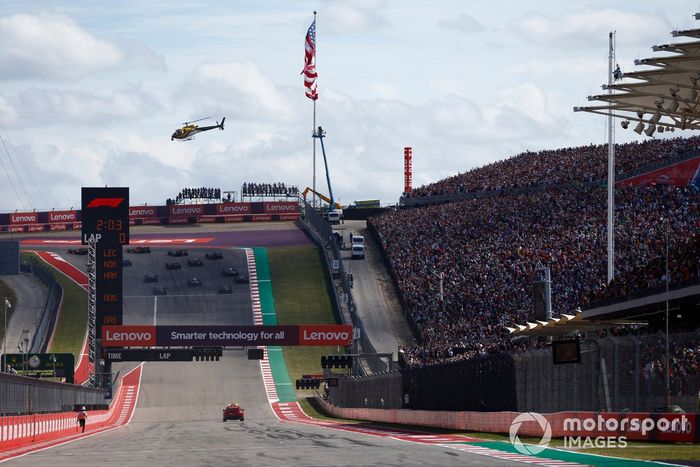 Lando Norris, McLaren MCL60, Charles Leclerc, Ferrari SF-23, lideran la salida.