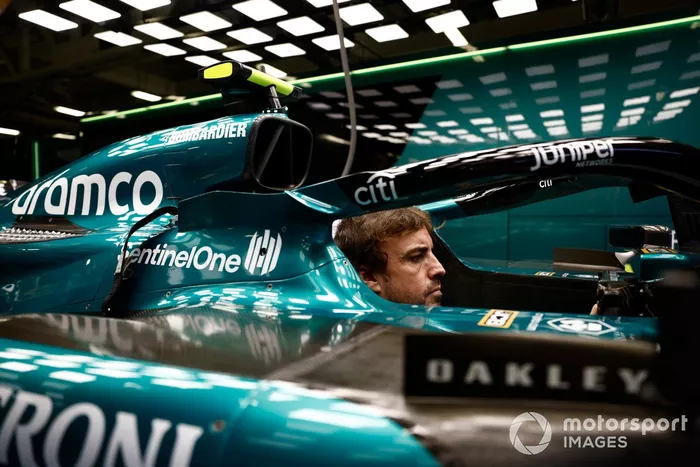 Fernando Alonso, Aston Martin F1 Team, en el garaje 