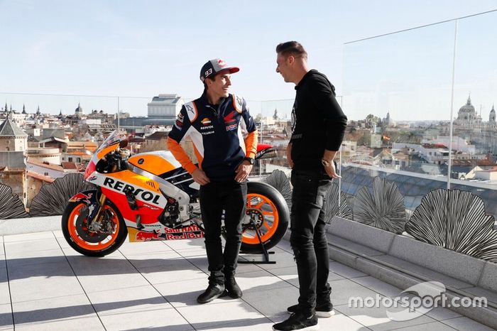 Marc Márquez le enseña su HRC a Joaquín, futbolista del Betis