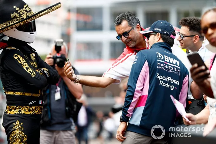 Sergio Perez, Racing Point con un fan y Mario Achi, promotor del GP de México 